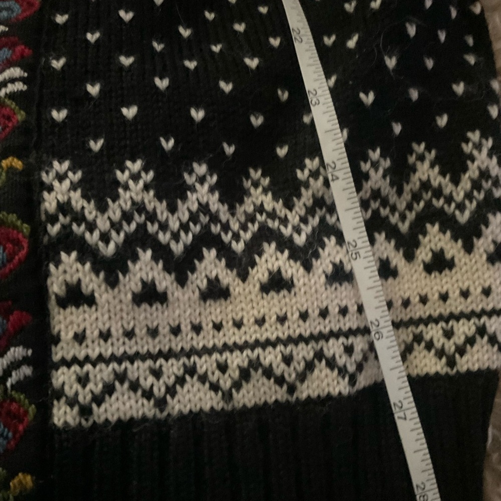 “Scandinavian” Style Embroidered Hook And Eye Closure Long Sleeved Sweater. - Picture 14 of 14